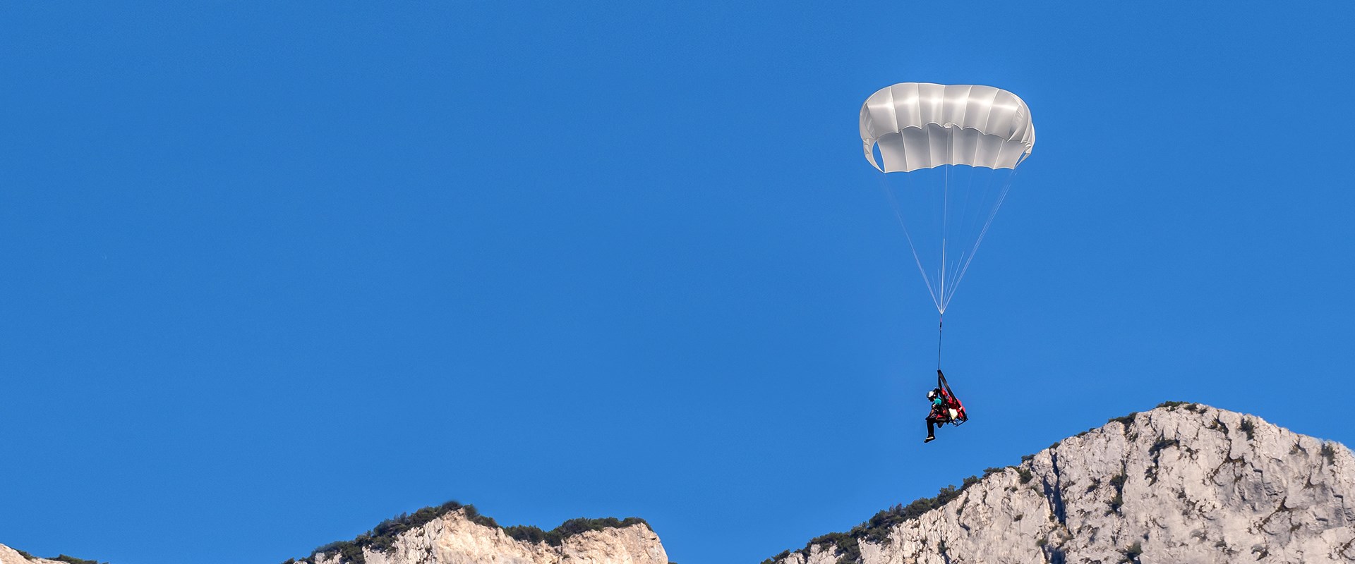 Aegis SQ - Un parachute de secours carré moderne